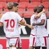 Lukembila (à droite) semble avoir trouvé ses marques en compagnie des anciens et des nouveaux joueurs du FC Sion